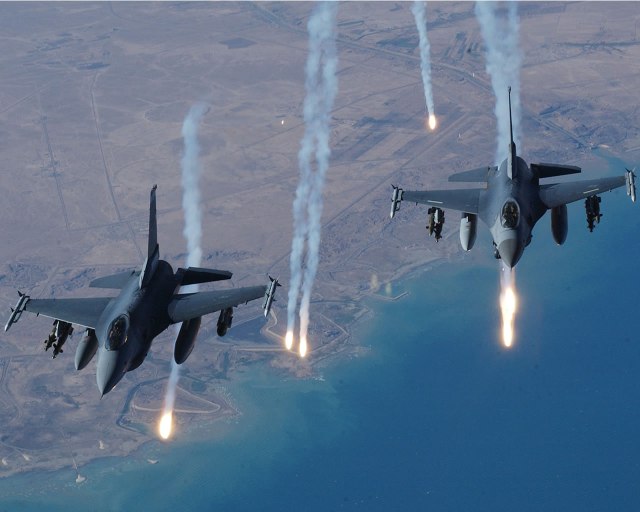 F_16_Falcon_Még az eredeti formájában_ normál használata közben pilótákkal