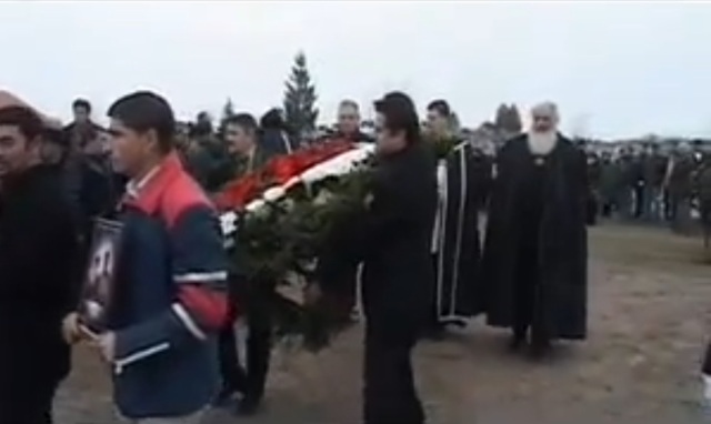 civil szervezetek mellett az összes parlamenti párt képviseltette magát a temetésen melyet Iványi Gábor celebrált