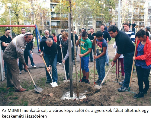 Mercedes_Az MBMH munkatársai, a város képviselői és a gyerekek fákat ültetnek egy